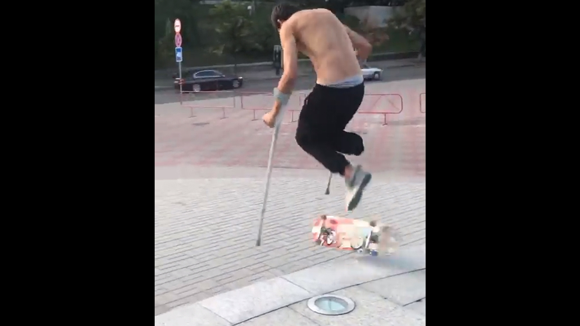 WDD kickflip op krukken skateboard